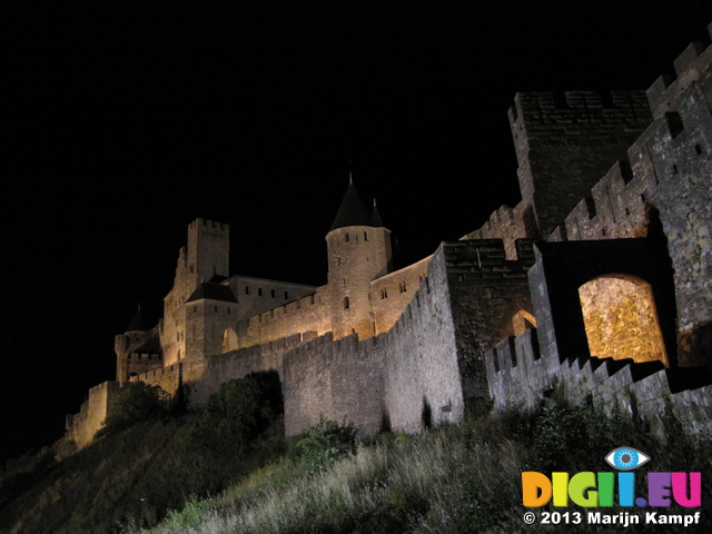 SX28108 Rampart up to La Cite, Carcassonne at night